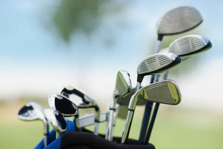 Golfausrüstung auf dem Golfplatz
