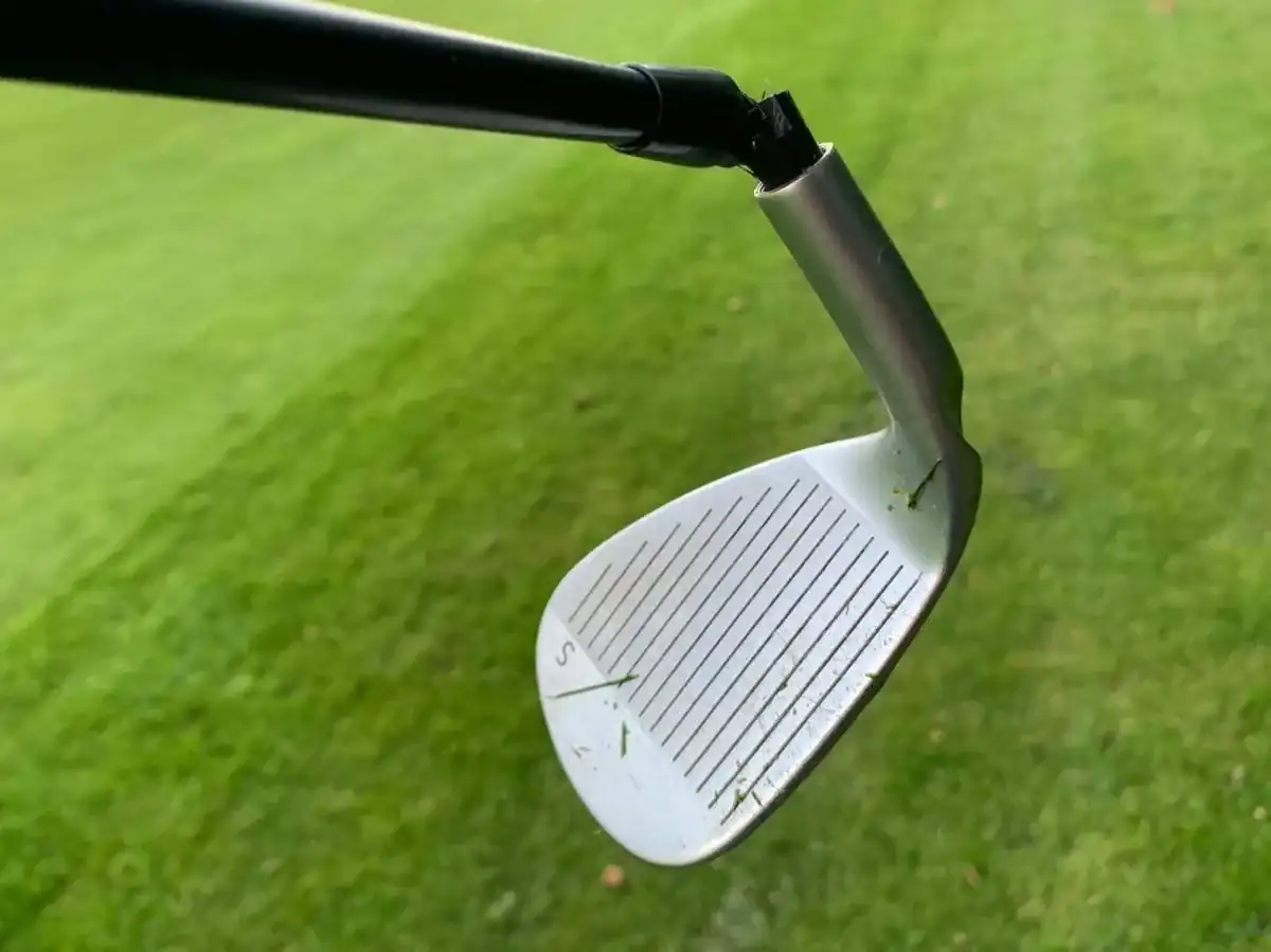 Gebrochener Golfschläger auf dem Platz